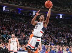 Silas Demary Jr. č. 4 z UConn poskytuje podporu pred Xavierom Basketbal NCAA: Jimmy V Classic-Florida v Connecticute