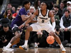 Silný výstup Michaela Ajayiho zdvíha Butlera nad Northwestern Basketbal NCAA: Indy Classic-Northwestern v Butleri