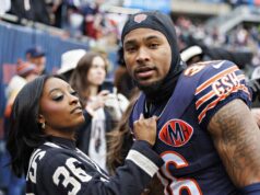 Simone Biles sa vzdala gymnastiky pre novú prácu v NFL na SNF, zatiaľ čo fandila Bears a manželovi Jonathanovi Owensovi vs. 49ers logo pochodového šialenstva