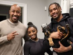 Simone Bilesovú zabili zúriví ochrancovia zvierat po tom, čo jej psovi údajne odsekli UŠI Simone Biles (C) a Jonathan Owens (R) pózujú s chovateľom a ich novým dobermanom, ktorému, ako sa zdá, pri bolestivej procedúre posekali uši.