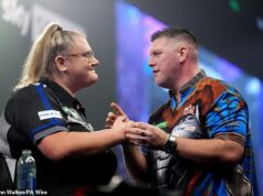 Šípková hviezda Beau Graves, 21, takmer spôsobila na svetovom šampionáte OBROVSKÉ rozrušenie – ako hovorí oponent Daryl Gurney: „Má pár cojones“ Beau Greaves takmer spôsobil obrovský rozruch proti Darylovi Gurneymu na svetovom šampionáte