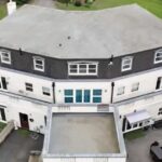 Sídlo Bobbyho Georgea v tvare šípok