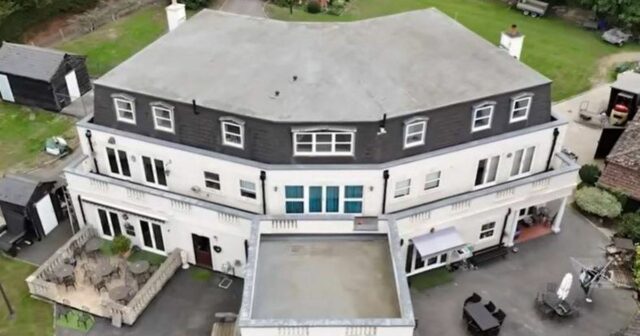 Sídlo Bobbyho Georgea v tvare šípok