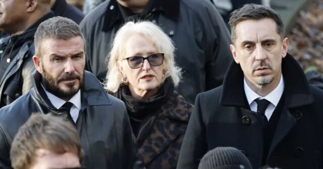 Sir David Beckham a Gary Neville prichádzajú do manchesterskej katedrály na Maniho pohreb