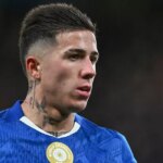 Enzo Fernandez v akcii za Chelsea proti Arsenalu