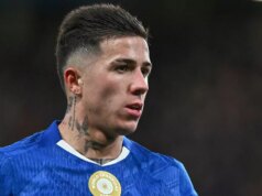 Skrátil som si dovolenku, aby som sa osobne ospravedlnil spoluhráčom z Chelsea – nechcel som nikomu ublížiť Enzo Fernandez v akcii za Chelsea proti Arsenalu