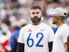 Skvelý Jason Kelce z Eagles sa nezdržuje, keď volá Jalen Hurts and Co za „komédiu obratov počas celej hry“ v prehre MNF vs Chargers logo pochodového šialenstva
