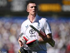 Skvelý anglický kriket je ohromený citátom hviezdy Ashes po prehre v sérii s Austráliou. Zak Crawley (na obrázku) bol napadnutý niekoľkými kriketovými velikánmi po tom, ako sa zdalo, že by to bola „celkom dobrá séria Ashes, ak by sme ju dokázali vrátiť na 3:2“