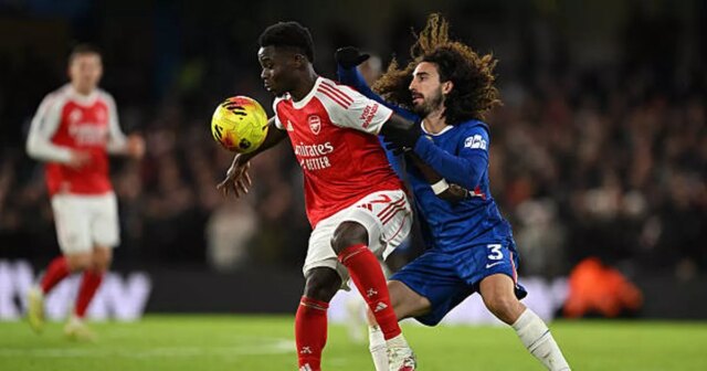 Bukayo Saka z Arsenalu je vyzvaný Marcom Cucurellou z Chelsea počas zápasu Premier League medzi Chelsea a Arsenalom na Stamford Bridge 30. novembra 2025 v Londýne v Anglicku.
