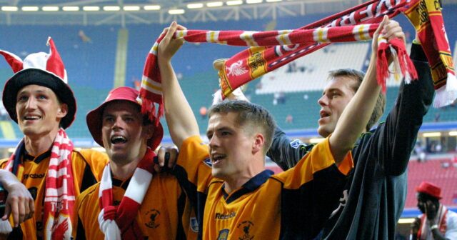 Jamie Carragher hovorí do mikrofónu