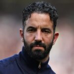 Manažér Manchestru United Ruben Amorim reaguje pri odchode z ihriska na konci zápasu počas zápasu Premier League medzi Manchester United FC a West Ham United FC na Old Trafford 11. mája 2025 v Manchestri v Anglicku.