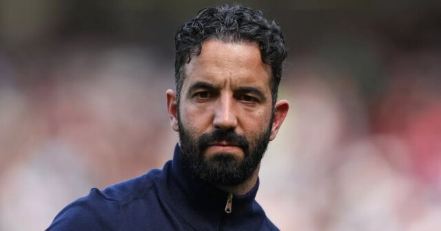 Sledovanie 14 príjemcov výpožičky z akadémie Man Utd po surovom Manažér Manchestru United Ruben Amorim reaguje pri odchode z ihriska na konci zápasu počas zápasu Premier League medzi Manchester United FC a West Ham United FC na Old Trafford 11. mája 2025 v Manchestri v Anglicku.