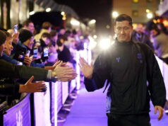 Sledovať: Flick robí výrazné gesto smerom k Lewandowskému po tom, čo ho nechal na lavičke proti Betisu Download app from appStore