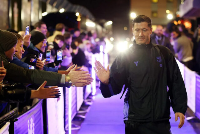 Sledovať: Flick robí výrazné gesto smerom k Lewandowskému po tom, Download app from appStore