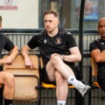 Scott Davies (v strede) sedel v zemľanke