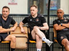 Sme na najnižšej pozícii v FA Cupe – ale tá vysnívaná liga Premier League môže byť naša Scott Davies (v strede) sedel v zemľanke