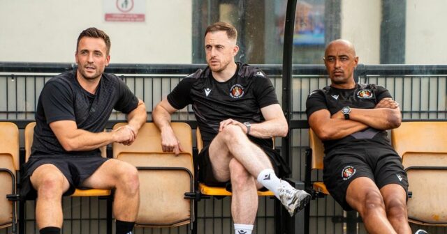 Sme na najnižšej pozícii v FA Cupe – ale tá Scott Davies (v strede) sedel v zemľanke