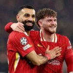 Harvey Elliott a Mohamed Salah sa objímajú