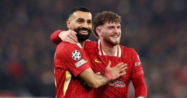 Smutná situácia Harveyho Elliotta ukazuje, že hráči môžu byť skutočne Harvey Elliott a Mohamed Salah sa objímajú