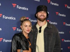 Snúbenica Jakea Fergusona, Haley Cavinder, pózuje v bielom župane a s dvojčaťom Hannou dáva „dvojitú dávku“ logo pochodového šialenstva