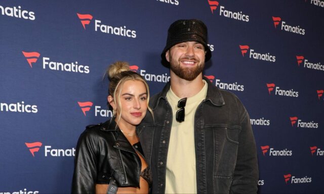 Snúbenica Jakea Fergusona, Haley Cavinder, pózuje v bielom župane a logo pochodového šialenstva