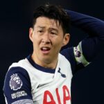Heung-Min Son a Ben Davies z FC Tottenham Hotspur pózujú s trofejou po víťazstve 1:0 vo finále Európskej ligy UEFA 2025 medzi Tottenhamom Hotspur a Manchestrom United na Estadio San Mames 21. mája 2025 v španielskom Bilbau.