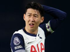 Son Heung-min ľutoval odchod z Tottenhamu po tom, čo sa jeho tímový kolega rozplakal Heung-Min Son a Ben Davies z FC Tottenham Hotspur pózujú s trofejou po víťazstve 1:0 vo finále Európskej ligy UEFA 2025 medzi Tottenhamom Hotspur a Manchestrom United na Estadio San Mames 21. mája 2025 v španielskom Bilbau.
