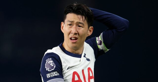 Heung-Min Son a Ben Davies z FC Tottenham Hotspur pózujú s trofejou po víťazstve 1:0 vo finále Európskej ligy UEFA 2025 medzi Tottenhamom Hotspur a Manchestrom United na Estadio San Mames 21. mája 2025 v španielskom Bilbau. 