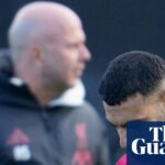 Britská Liga majstrov SoccerLiverpool Mohamed Salah minul trénera Arneho Slotu, vľavo, keď sa zúčastňuje tréningu v Liverpoole, Anglicko, v pondelok 8. decembra 2025. (AP Photo/Jon Super)