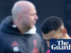 Spad Salaha, pošmyknutie Arsenalu a divoký žreb MS – Football Weekly | futbal Britská Liga majstrov SoccerLiverpool Mohamed Salah minul trénera Arneho Slotu, vľavo, keď sa zúčastňuje tréningu v Liverpoole, Anglicko, v pondelok 8. decembra 2025. (AP Photo/Jon Super)