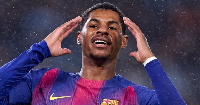 Barcelončan Marcus Rashford sa pozerá dolu počas futbalového zápasu Copa del Rey medzi Guadalajarou a Barcelonou v španielskej Guadalajare.