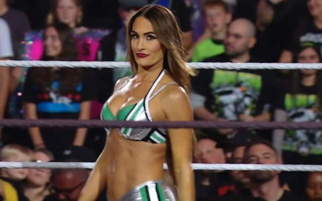 Špekulácie o Nikki Belle, ktorá podporuje jej vzťah po veľkých detailoch, sú zaznamenané na WWE RAW
