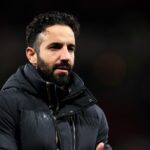 Manažér Manchestru United Ruben Amorim tlieska fanúšikom po remíze proti West Hamu v Premier League