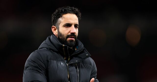 Manažér Manchestru United Ruben Amorim tlieska fanúšikom po remíze proti West Hamu v Premier League