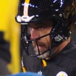 Rozohrávač Pittsburgh Steelers Aaron Rodgers zostal s krvácajúcou ranou cez nos po tom, čo v nedeľu proti Buffalu v úvodnej fáze tretej štvrtiny prehral draho.