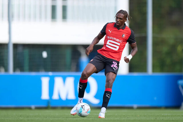 Správa: Chelsea má záujem získať francúzskeho obrancu
