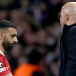 Mohamed Salah z Liverpoolu, tréner Arne Slot z Liverpoolu počas zápasu Ligy majstrov UEFA medzi Parížom Saint Germain a Liverpoolom v Parc des Princes 5. marca 2025 v Paríži vo Francúzsku.