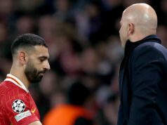 Správa na rozlúčku od Mohameda Salaha dáva Liverpoolu a Arne Slotovi januárovú prestupovú dilemu Mohamed Salah z Liverpoolu, tréner Arne Slot z Liverpoolu počas zápasu Ligy majstrov UEFA medzi Parížom Saint Germain a Liverpoolom v Parc des Princes 5. marca 2025 v Paríži vo Francúzsku.