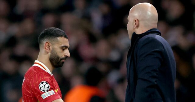 Správa na rozlúčku od Mohameda Salaha dáva Liverpoolu a Arne Mohamed Salah z Liverpoolu, tréner Arne Slot z Liverpoolu počas zápasu Ligy majstrov UEFA medzi Parížom Saint Germain a Liverpoolom v Parc des Princes 5. marca 2025 v Paríži vo Francúzsku.