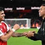 Piero Hincapie (L) z Arsenalu oslavuje s Gabrielom (C) a Williamom Salibom (R) po víťazstve tímu v zápase Premier League medzi Arsenalom a Brentfordom na Emirates Stadium 3. decembra 2025 v Londýne, Anglicko.