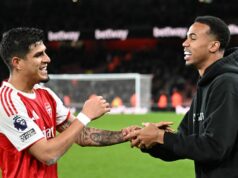 Správanie Gabriela Magalhaesa po víťazstve v Brentforde hovorí za všetko, keďže hviezda Arsenalu ukazuje skutočné farby Piero Hincapie (L) z Arsenalu oslavuje s Gabrielom (C) a Williamom Salibom (R) po víťazstve tímu v zápase Premier League medzi Arsenalom a Brentfordom na Emirates Stadium 3. decembra 2025 v Londýne, Anglicko.