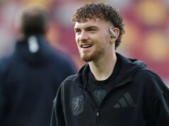 Správanie Harveyho Elliotta hovorí za veľa uprostred nočnej mory Aston Villy po prestupe do Liverpoolu Harvey Elliott pred zápasom Aston Villy