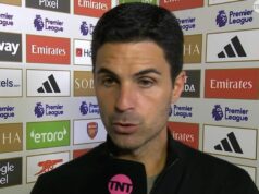 Správy Arsenalu: Januárový prestupový plán Mikela Artetu po priznaní obáv Viktora Gyokeresa Brazílsky obranca Arsenalu #06 Gabriel Magalhaes (L) a španielsky obranca Arsenalu #36 Martin Zubimendi (R) reagujú na záver futbalového zápasu anglickej Premier League medzi Arsenalom a Brightonom a Hove Albionom na Emirates Stadium v Londýne 27. decembra 2025.