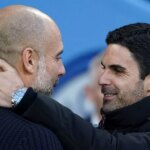Hlavný tréner Arsenalu Mikel Arteta objíma svojho kolegu z Manchestru City Pepa Guardiolu