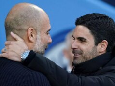 Správy Arsenalu: Mikel Arteta plánuje dvojitý prestupový nájazd Realu Madrid, keď Pep Guardiola varuje Hlavný tréner Arsenalu Mikel Arteta objíma svojho kolegu z Manchestru City Pepa Guardiolu