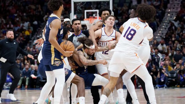 Správy NBA: Hráči Pelicans a Suns sa počas zápasu bijú
