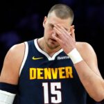 Správy NBA: Zdá sa, že hviezda Nuggets Nikola Jokic utrpela zranenie kolena proti Miami Heat