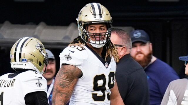 Správy NFL: Chase Young zo Saints vytrhol loptu z rúk Cama Warda a vrátil ju pre TD

