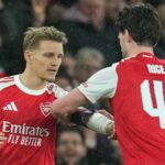 Martin Odegaard z Arsenalu (uprostred) víta fanúšikov po víťazstve v zápase Premier League na štadióne Hill Dickinson v Liverpoole. Dátum fotografie: sobota 20.12.2025