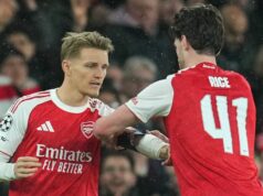 Správy z Arsenalu: Declan Rice tipoval na novú úlohu, keďže Arteta vyzdvihuje správanie Odegaarda Martin Odegaard z Arsenalu (uprostred) víta fanúšikov po víťazstve v zápase Premier League na štadióne Hill Dickinson v Liverpoole. Dátum fotografie: sobota 20.12.2025